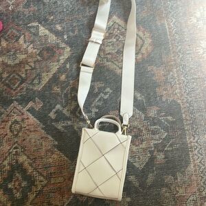 Woven messenger bag cream
